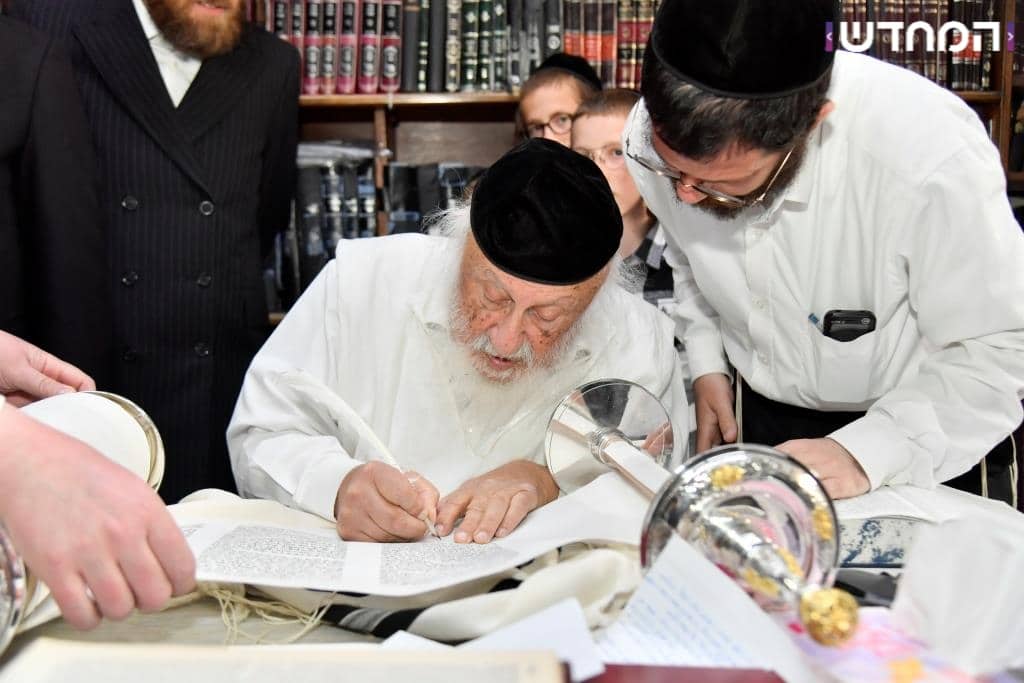 גלריה: הכנסת ספר תורה לקהילת המתמידים