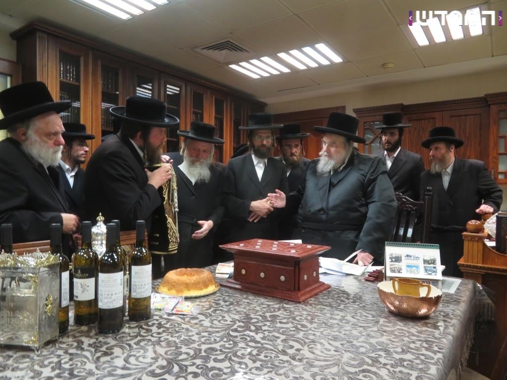 גלריה: הכנסת ספר תורה לקהילת המתמידים