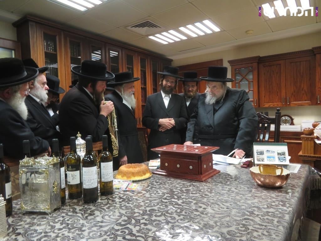 גלריה: הכנסת ספר תורה לקהילת המתמידים