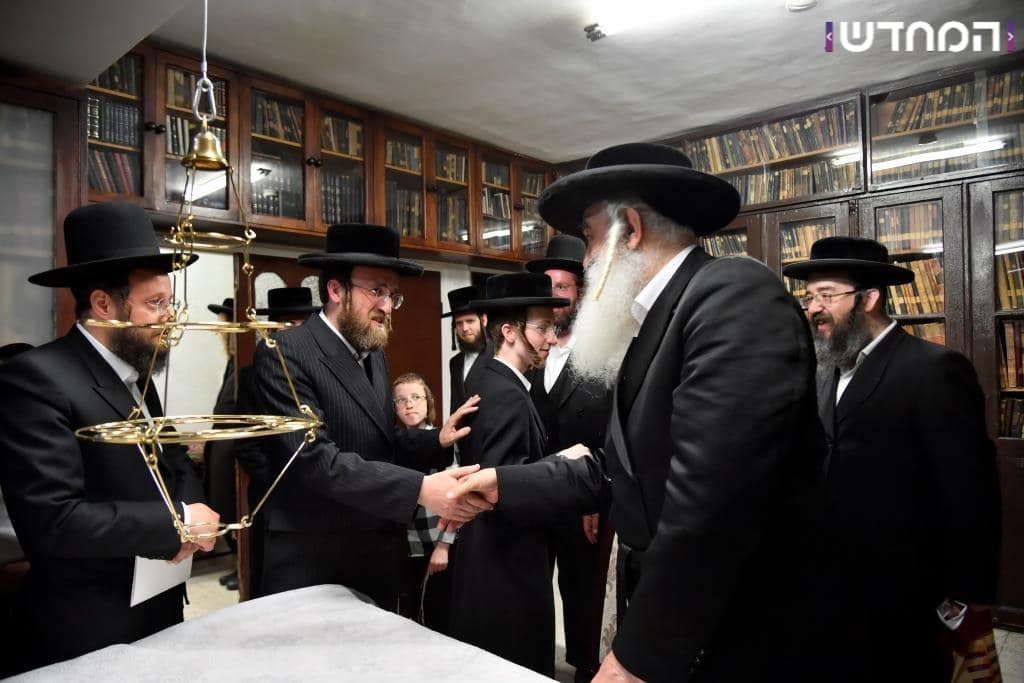 גלריה: הכנסת ספר תורה לקהילת המתמידים