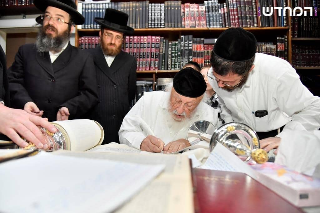 גלריה: הכנסת ספר תורה לקהילת המתמידים