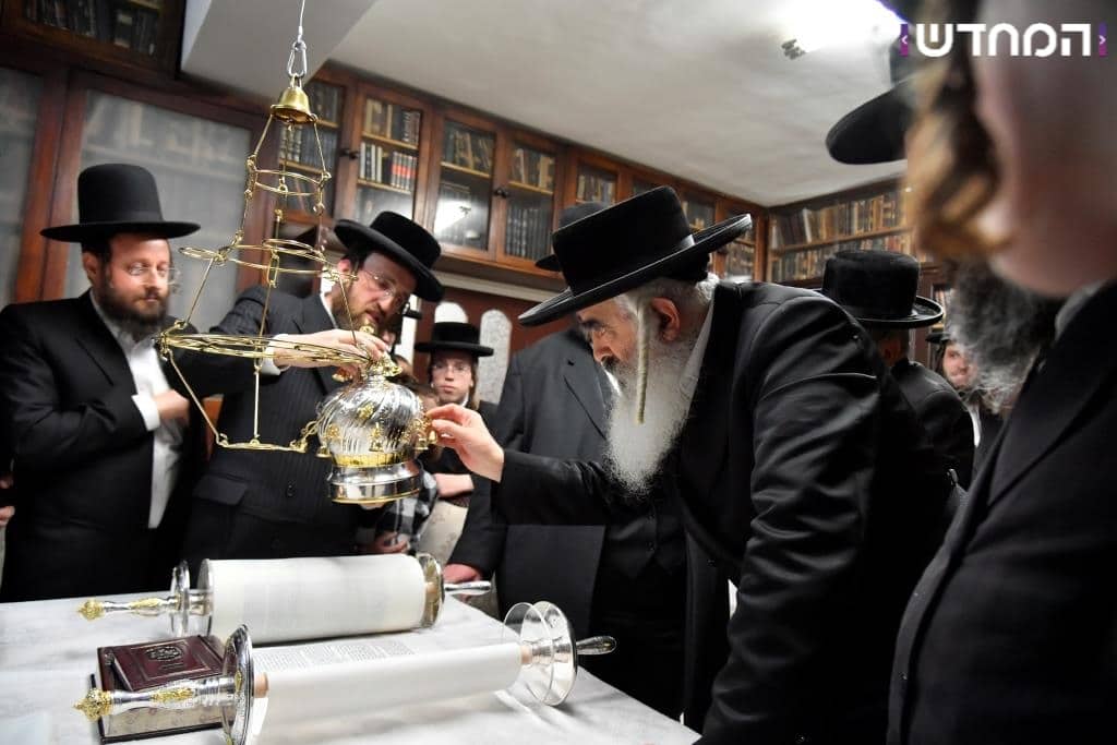 גלריה: הכנסת ספר תורה לקהילת המתמידים