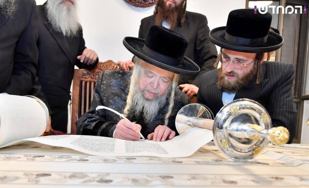 גלריה: הכנסת ספר תורה לקהילת המתמידים