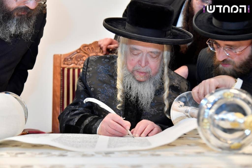 גלריה: הכנסת ספר תורה לקהילת המתמידים