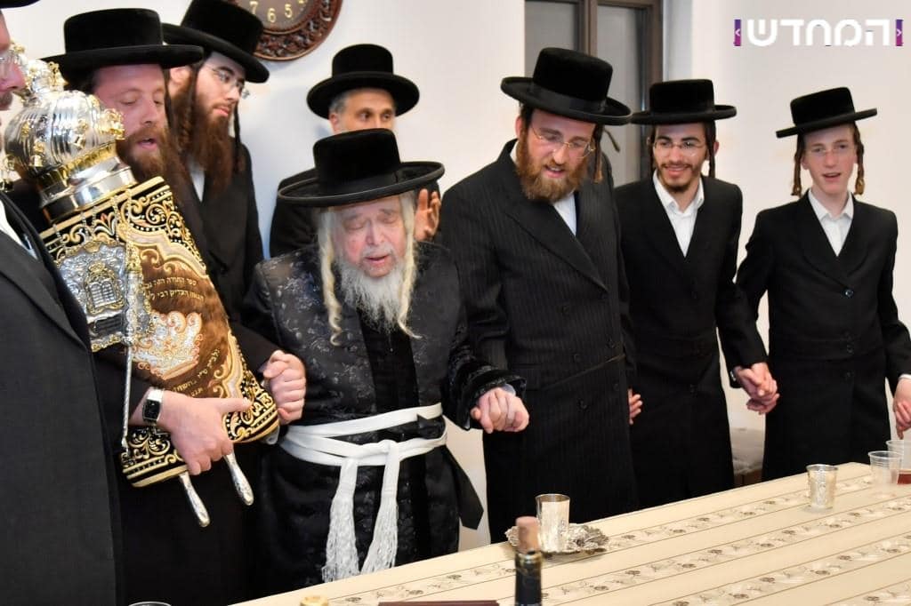 גלריה: הכנסת ספר תורה לקהילת המתמידים