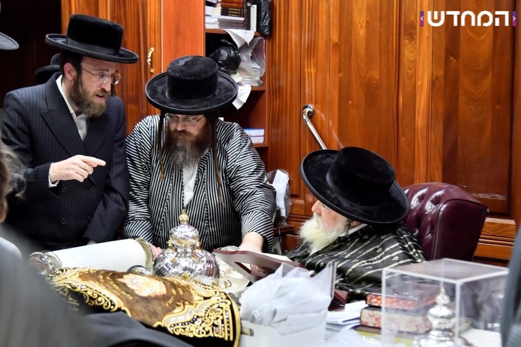 גלריה: הכנסת ספר תורה לקהילת המתמידים