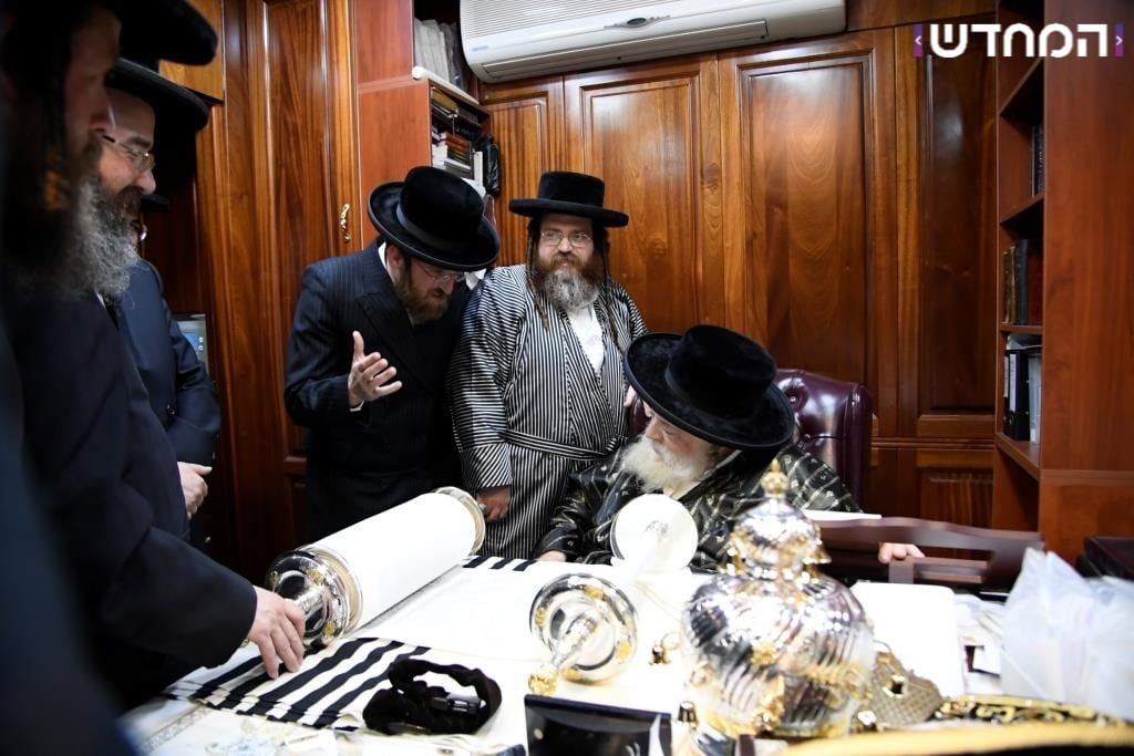 גלריה: הכנסת ספר תורה לקהילת המתמידים