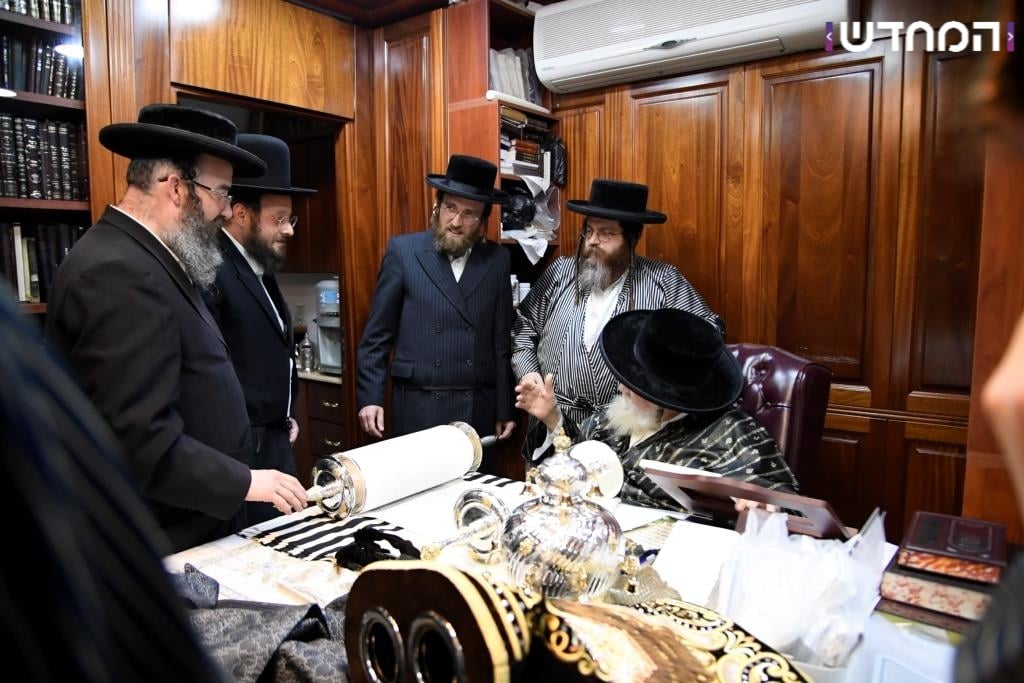 גלריה: הכנסת ספר תורה לקהילת המתמידים