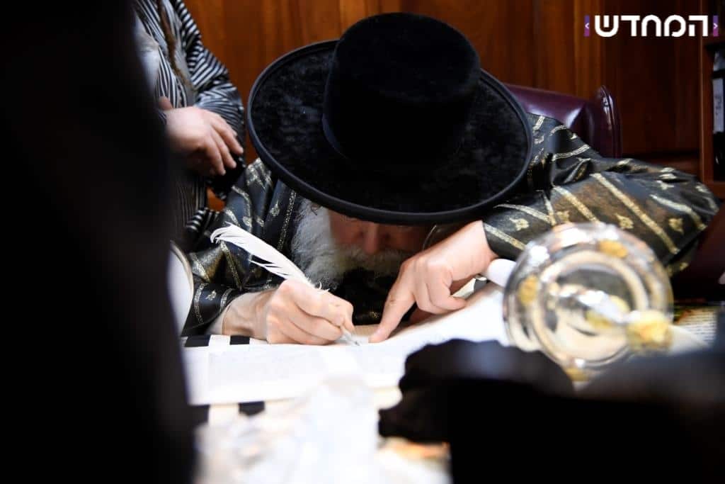 גלריה: הכנסת ספר תורה לקהילת המתמידים