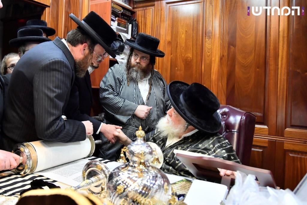 גלריה: הכנסת ספר תורה לקהילת המתמידים