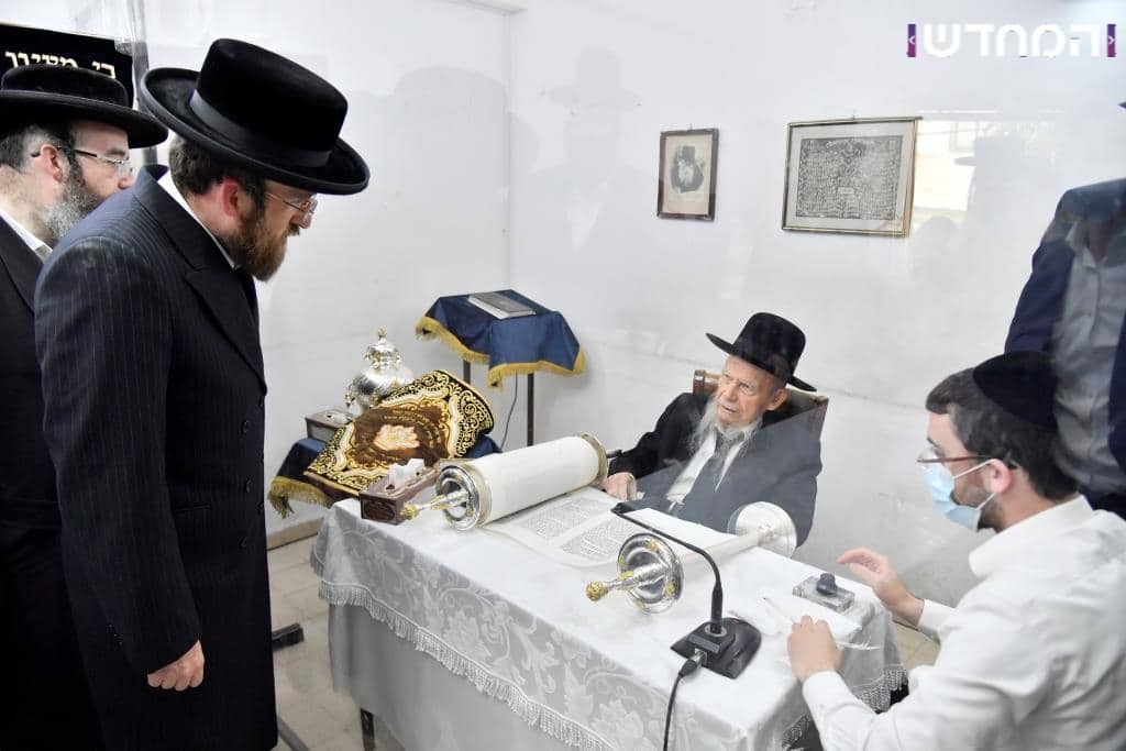 גלריה: הכנסת ספר תורה לקהילת המתמידים