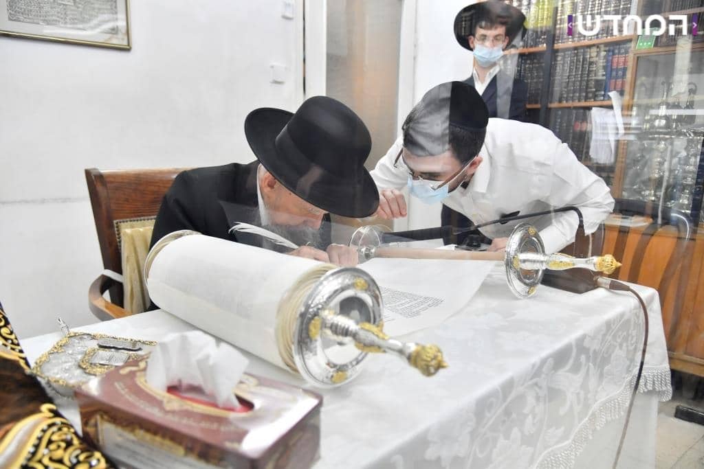 גלריה: הכנסת ספר תורה לקהילת המתמידים
