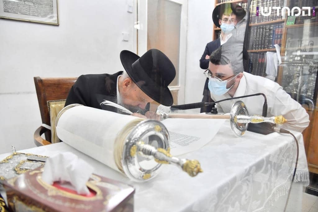 גלריה: הכנסת ספר תורה לקהילת המתמידים