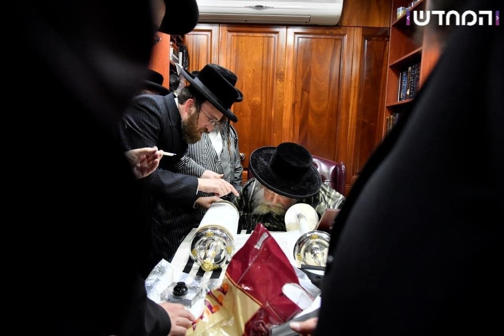 גלריה: הכנסת ספר תורה לקהילת המתמידים