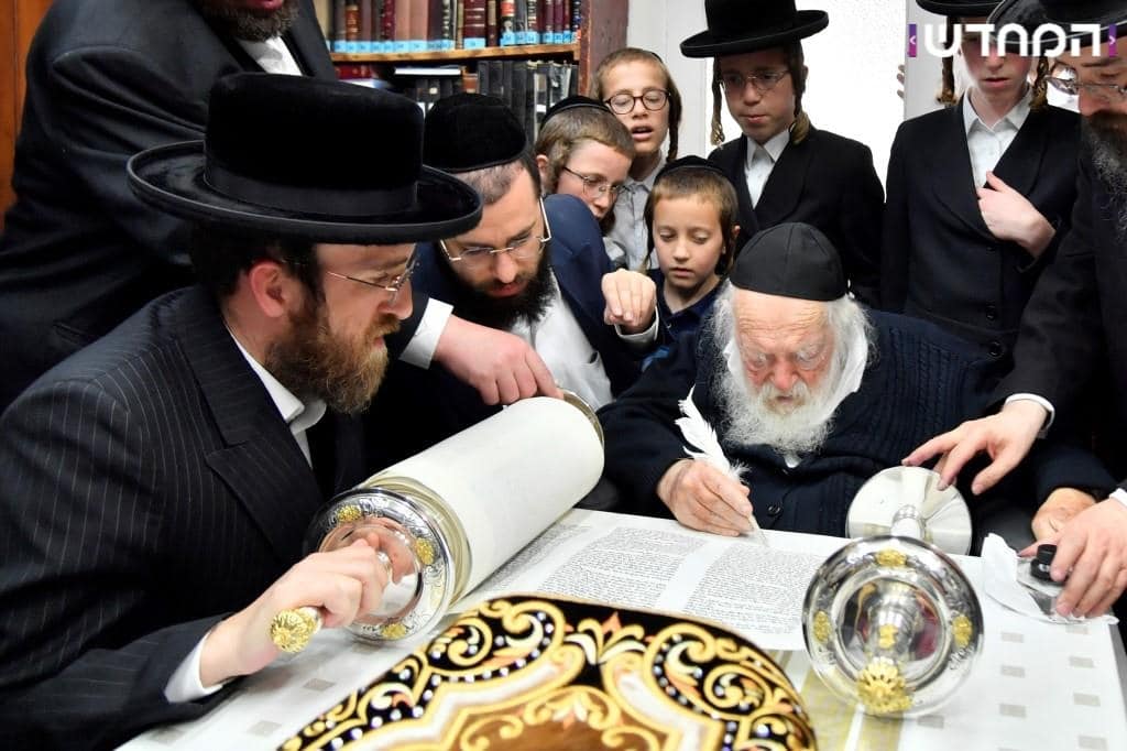 גלריה: הכנסת ספר תורה לקהילת המתמידים