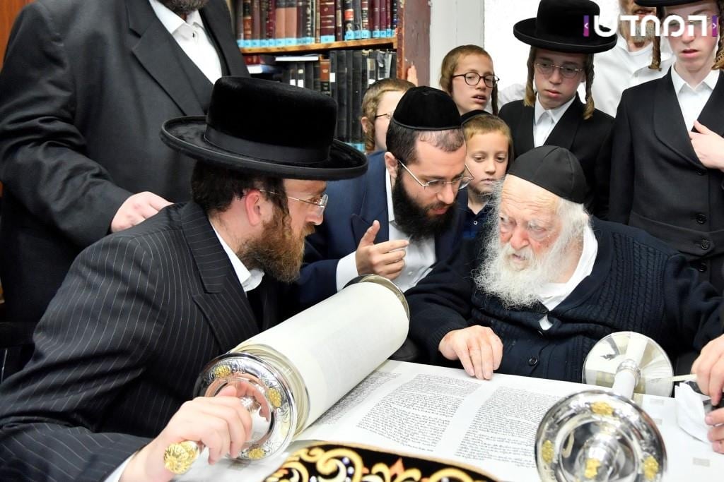 גלריה: הכנסת ספר תורה לקהילת המתמידים