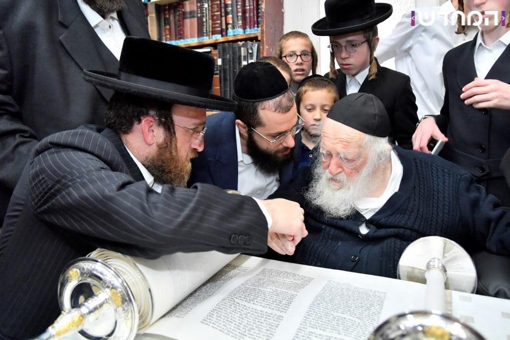 גלריה: הכנסת ספר תורה לקהילת המתמידים