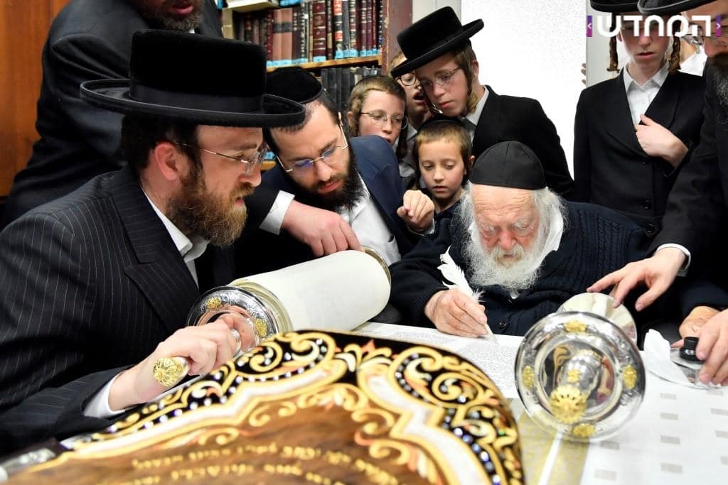 גלריה: הכנסת ספר תורה לקהילת המתמידים