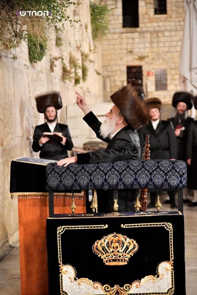 לקראת חתונת הנכד: הרבי הגיע לכותל המערבי