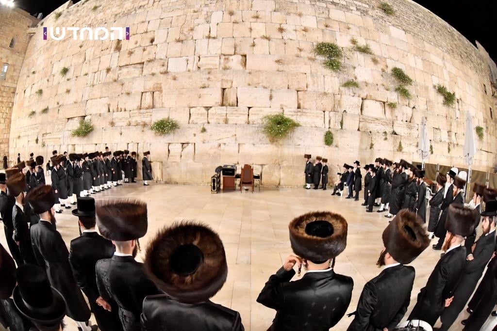 לקראת חתונת הנכד: הרבי הגיע לכותל המערבי