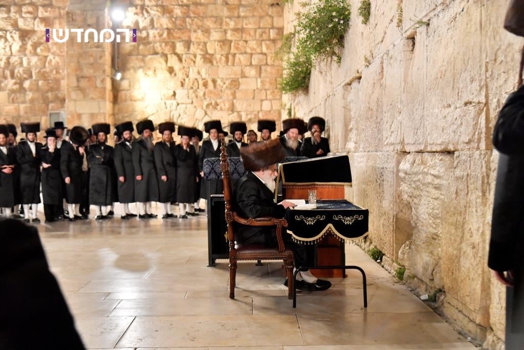 לקראת חתונת הנכד: הרבי הגיע לכותל המערבי