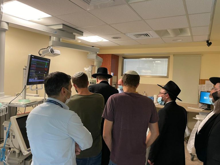 הרב הראשי הגיע לבית החולים לבקר את פצועי הפיגוע בצומת תפוח