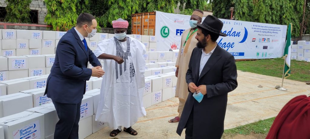 לקראת סיום הרמדאן: רבע מיליון מנות חולקו על ידי חב"ד והקהילה היהודית בניגריה לשכניהם המוסלמים