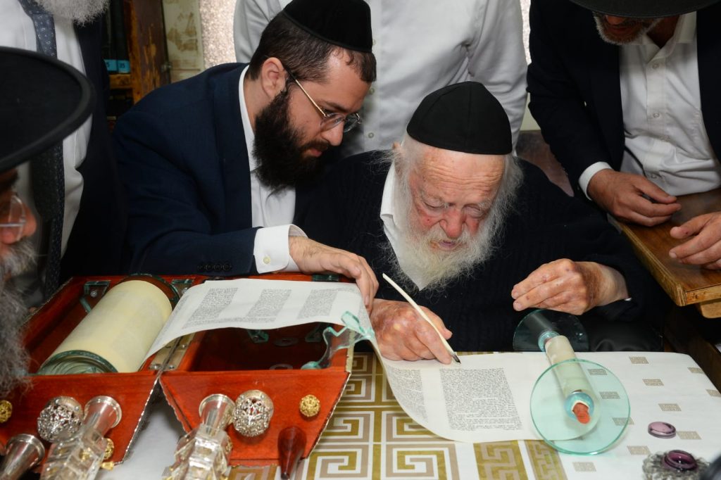 לקראת מתן תורה: הגר"ח קניבסקי בכתיבת ס"ת מפואר