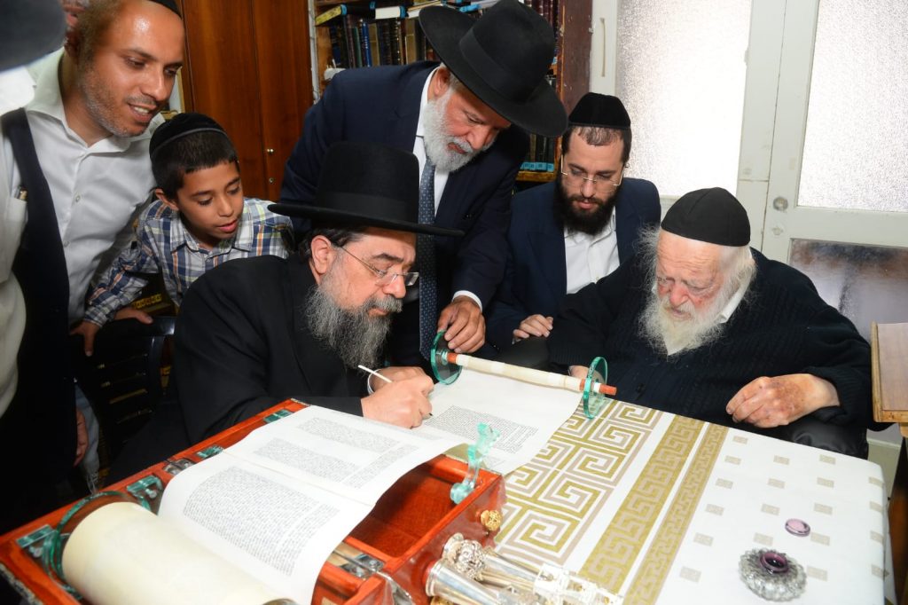 לקראת מתן תורה: הגר"ח קניבסקי בכתיבת ס"ת מפואר