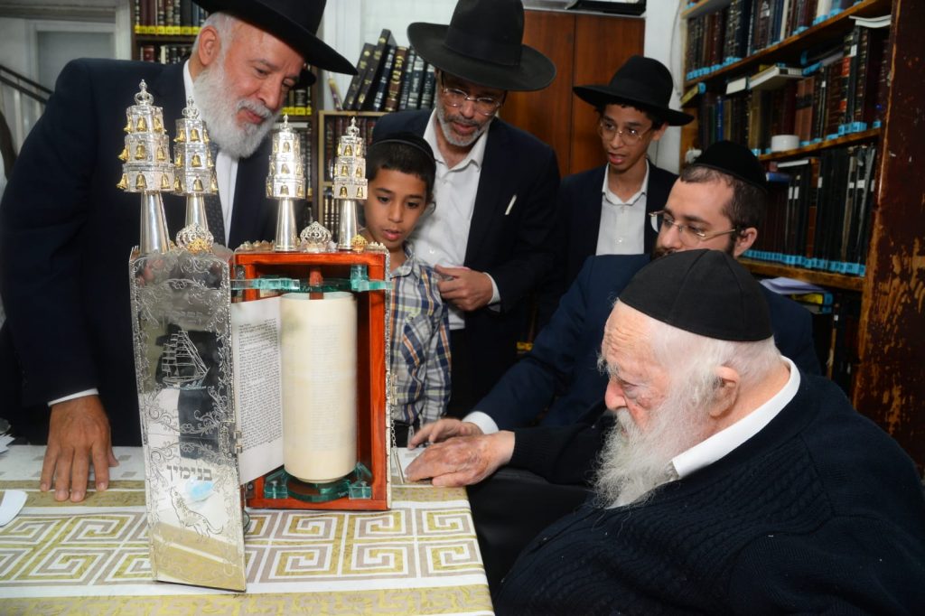 לקראת מתן תורה: הגר"ח קניבסקי בכתיבת ס"ת מפואר