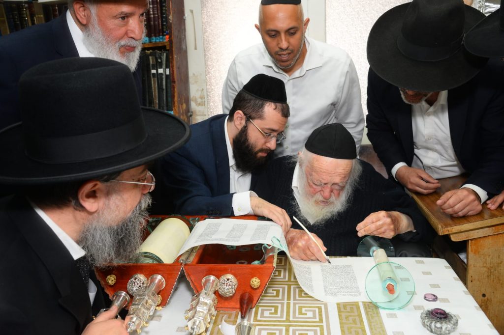 לקראת מתן תורה: הגר"ח קניבסקי בכתיבת ס"ת מפואר