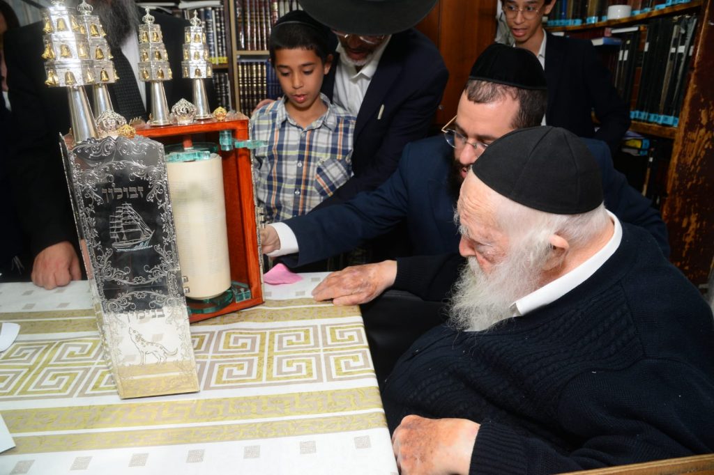 לקראת מתן תורה: הגר"ח קניבסקי בכתיבת ס"ת מפואר