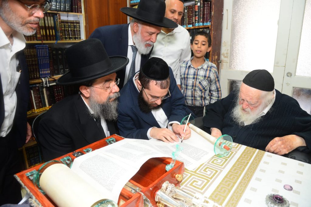 לקראת מתן תורה: הגר"ח קניבסקי בכתיבת ס"ת מפואר