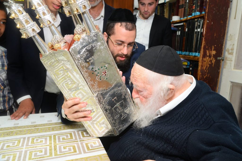 לקראת מתן תורה: הגר"ח קניבסקי בכתיבת ס"ת מפואר