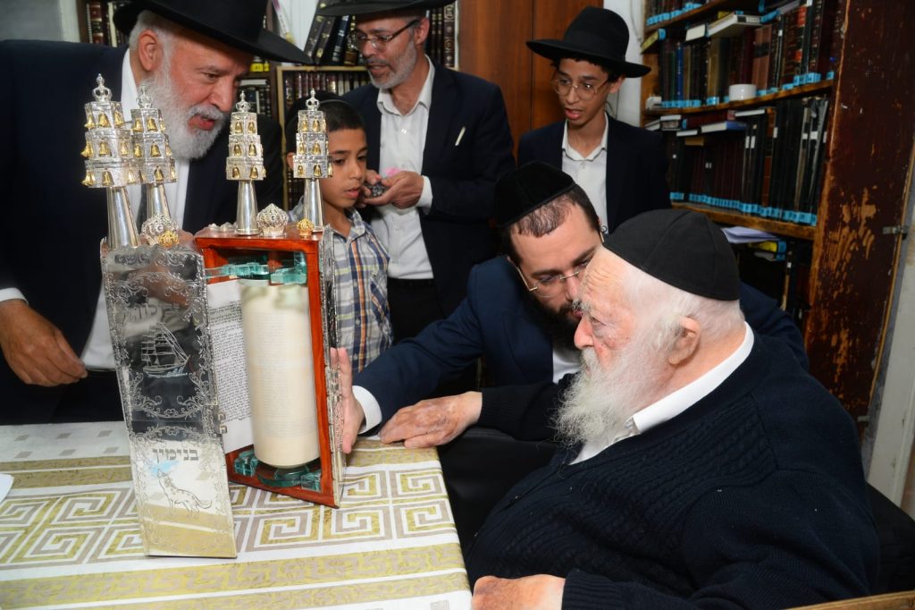 לקראת מתן תורה: הגר"ח קניבסקי בכתיבת ס"ת מפואר