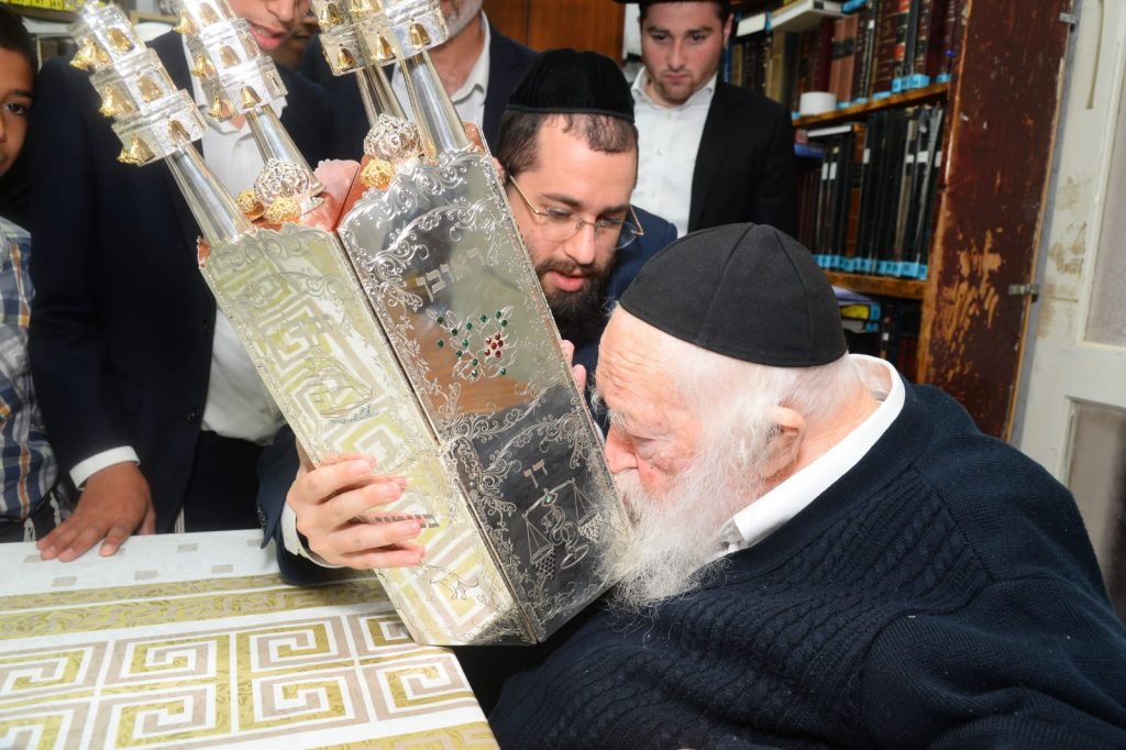 לקראת מתן תורה: הגר"ח קניבסקי בכתיבת ס"ת מפואר