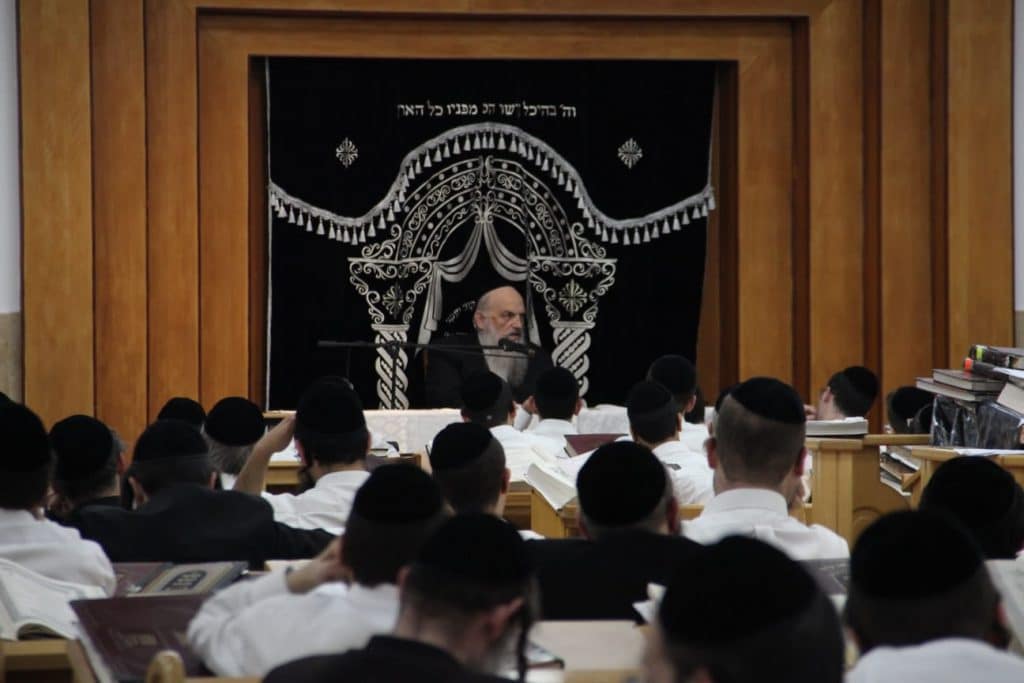 הגר"ח פיינשטיין במסע הכנה לקבלת התורה בהיכלי התורה בעיר אלעד