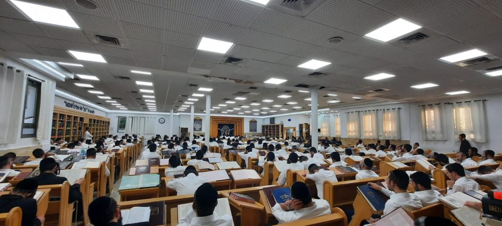 הגר"ח פיינשטיין במסע הכנה לקבלת התורה בהיכלי התורה בעיר אלעד