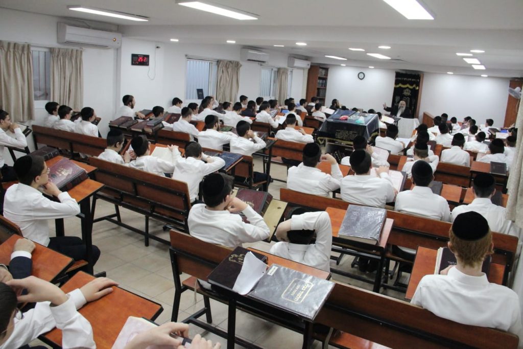 הגר"ח פיינשטיין במסע הכנה לקבלת התורה בהיכלי התורה בעיר אלעד