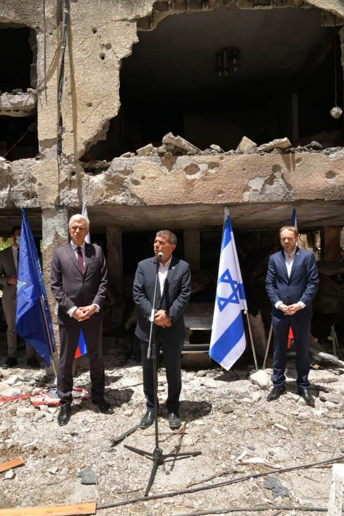 שלושה שרי חוץ מאירופה נחתו בישראל וביקרו באזורי פגיעת הטילים