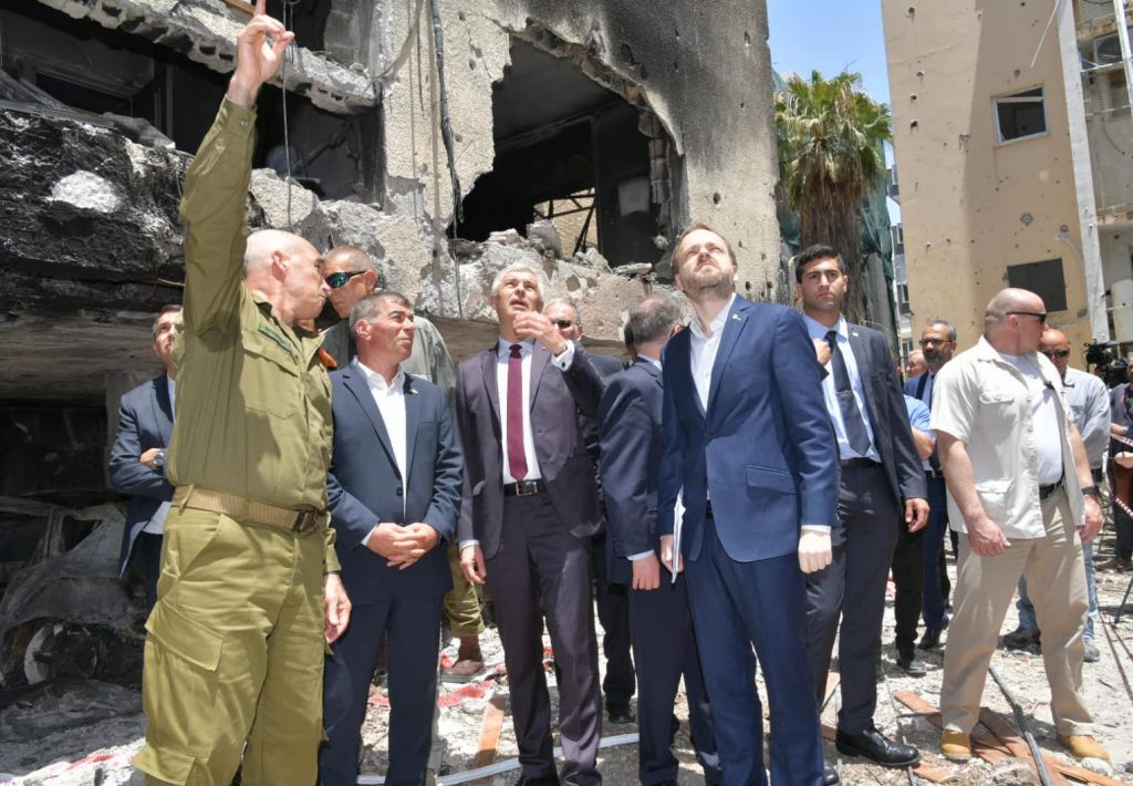 שלושה שרי חוץ מאירופה נחתו בישראל וביקרו באזורי פגיעת הטילים