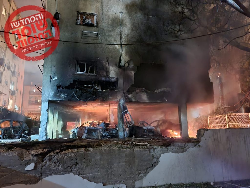 ישראל תחת אש: פגיעה ישירה בפתח תקווה, שריפה פרצה בבניין • צפו בתיעוד: