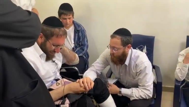 "עשיתי מה שיכולתי" הרב שאיבד את בנו ותלמידו מנחם את האב השכול • צפו