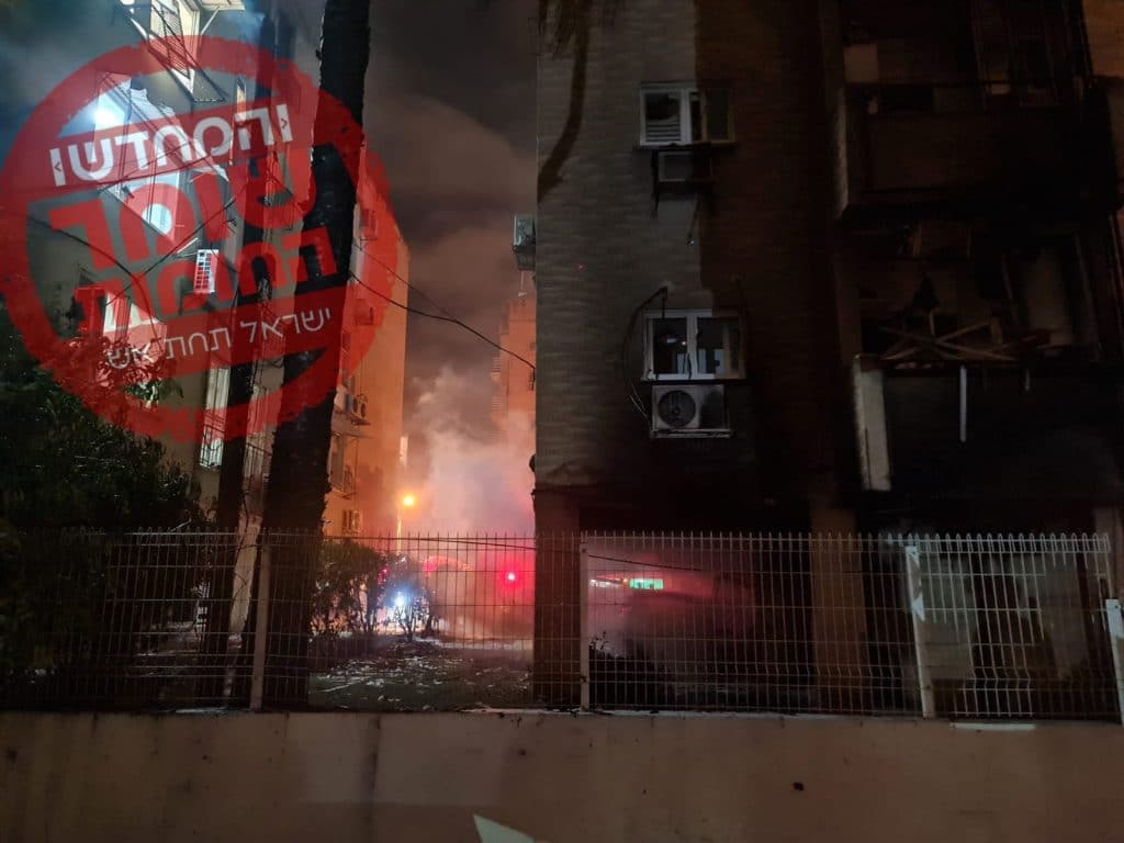 ישראל תחת אש: פגיעה ישירה בפתח תקווה, שריפה פרצה בבניין • צפו בתיעוד: