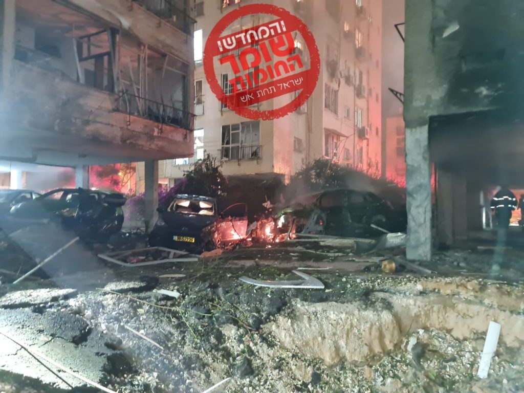 ישראל תחת אש: פגיעה ישירה בפתח תקווה, שריפה פרצה בבניין • צפו בתיעוד: