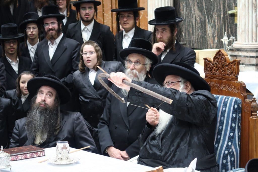 האדמו"ר ירה חץ והדליק את המדורה