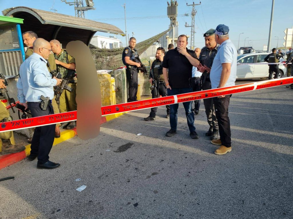 פיגוע ירי בצומת תפוח: שני פצועים במצב קשה: צה"ל פתח בסריקות • צפו