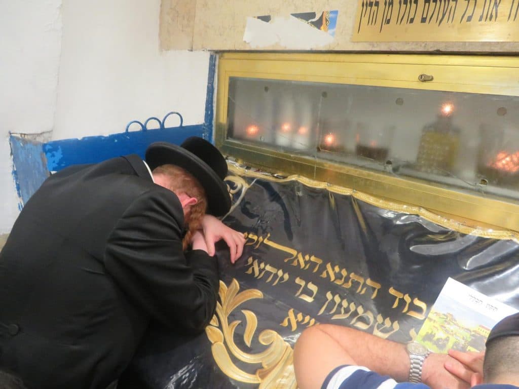 צפו: האדמו"ר מקאליב בשיחת התעוררות בישיבה בה למד ידידיה פוגל ז"ל