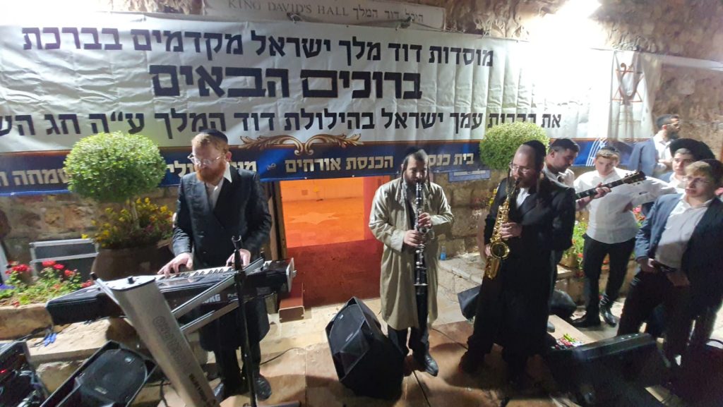 צפו: מאות השתתפו בהילולא המסורתית בקבר דוד המלך