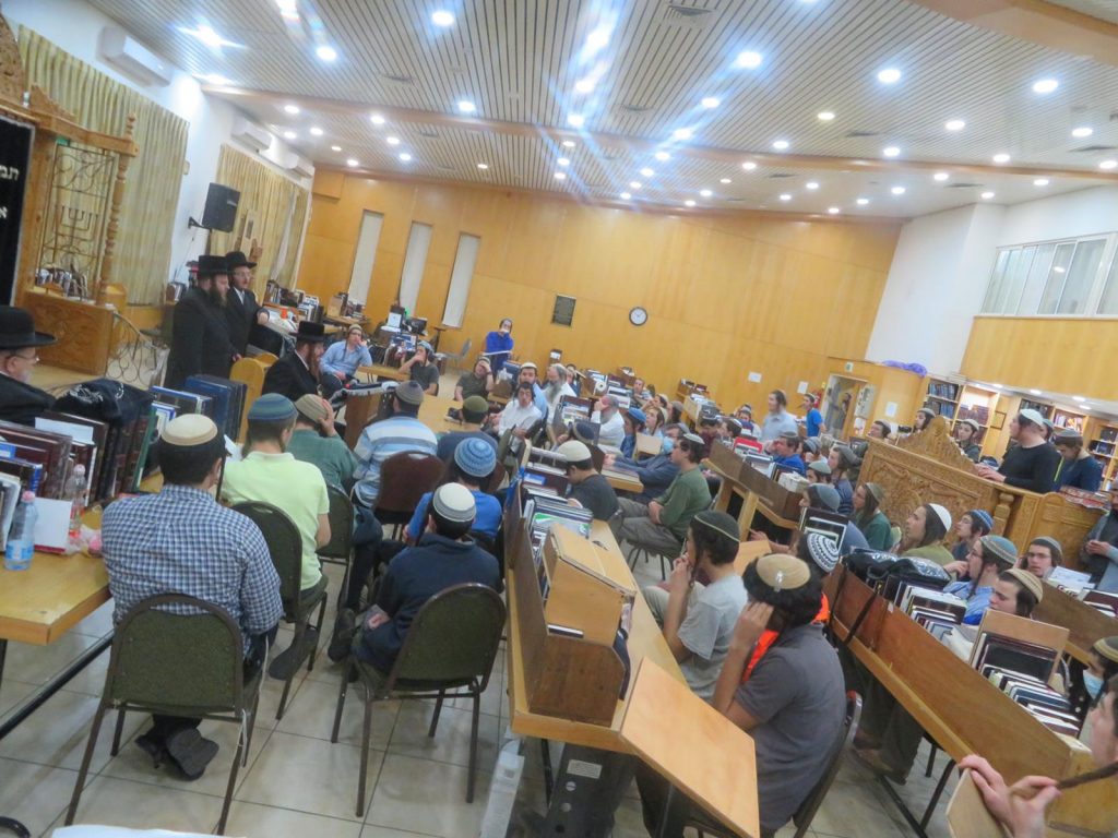 צפו: האדמו"ר מקאליב בשיחת התעוררות בישיבה בה למד ידידיה פוגל ז"ל